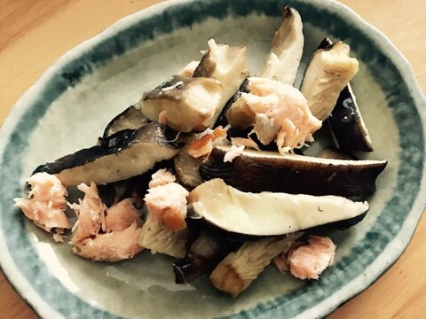 アワビ茸と燻製鮭フレークの炒めもの
